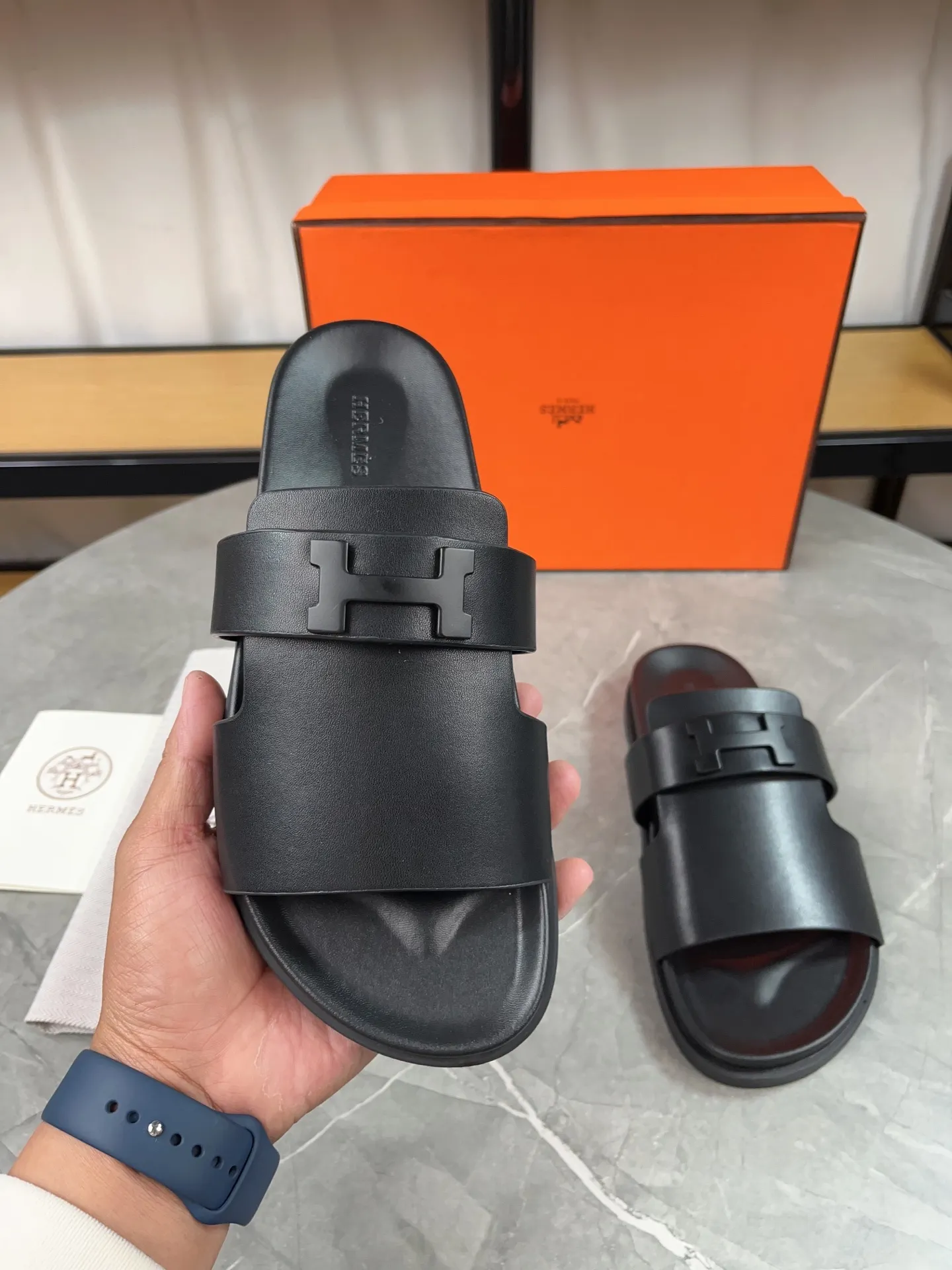 p440🐮🐮H family classic (couples) buckle slippers ✅ Hermes Hermes spring and summer sandals series! Classic style, always popular slippers - sandals, great with any combination! ! ! Upper: imported palmprint PU inner lining: imported mixed sheepskin Outsole: Tpu non-slip and wear-resistant outsole Female size: 35-40 (41 customized) Male size: 39-45 (39.45 customized)